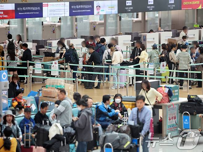 올해 법정공휴일로 지정된 노동절과 어린이날을 낀 징검다리 연휴 기간인 1일 인천국제공항 입국장에서 승객들이 출국수속을 하고 있다. 2026.5.1 ⓒ 뉴스1 황기선 기자