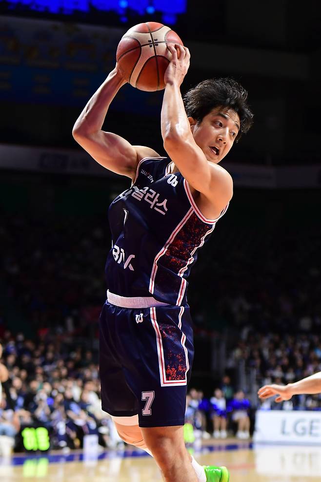 KCC 허훈이 30일 부산 사직실내체육관에서 열린 2025~2026 LG전자 프로농구 4강 PO 정관장과 4차전에서 리바운드를 따내고 있다. 사진 | KBL