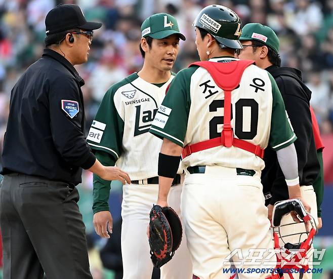 1일 인천SSG랜더스필드에서 열린 롯데와 SSG의 경기. 6회초 타케다가 투구 도중 몸의 이상을 호소하며 마운드를 내려가고 있다. 인천=허상욱 기자wook@sportschosun.com/2026.05.01/
