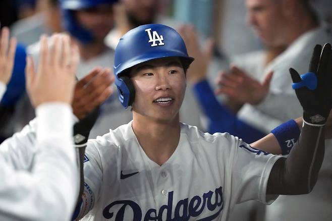 Apr 15, 2026; Los Angeles, California, USA; Los Angeles Dodgers second baseman Hyeseong Kim celebrates after hitting a two-run home run against the New York Mets in the second inning at Dodger Stadium. Mandatory Credit: Kirby Lee-Imagn Images







<저작권자(c) 연합뉴스, 무단 전재-재배포, AI 학습 및 활용 금지>