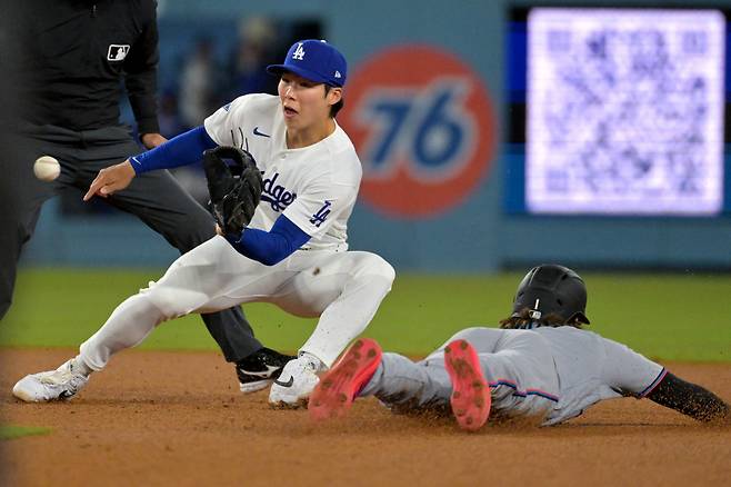 Apr 28, 2026; Los Angeles, California, USA; Miami Marlins third baseman Connor Norby (1) beats the throw to Los Angeles Dodgers second baseman Hyeseong Kim (6) for a stolen base in the eighth inning at Dodger Stadium. Mandatory Credit: Jayne Kamin-Oncea-Imagn Images







<저작권자(c) 연합뉴스, 무단 전재-재배포, AI 학습 및 활용 금지>