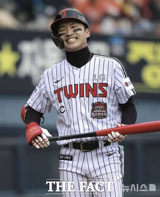 박해민은 LG 트윈스의 주장이다. 30일 kt wiz와의 경기 중 오른발에 쥐가 나 쓰러지면서도 끝까지 승리를 지켰다. /뉴시스