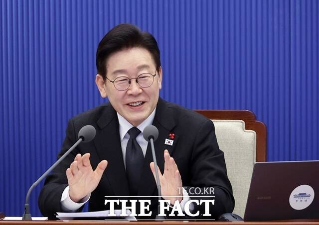 한국갤럽은 1일 지난달 28~30일까지 전국 만 18세 이상 유권자 1002명을 대상으로 이 대통령의 직무수행에 관한 의견을 물은 결과, 응답자 64%가 '잘하고 있다'고 평가했다고 밝혔다. /뉴시스