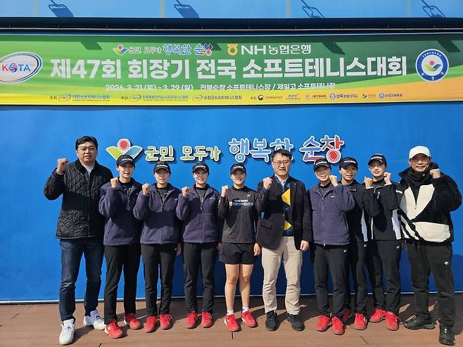 올해 시즌 첫 대회인 회장기에서 우승한 NH농협은행 선수단.