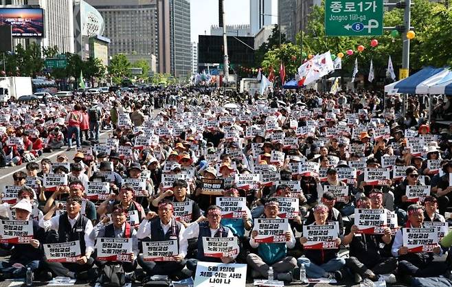1일 서울 종로구 동화면세점 앞에서 열린 2026 세계노동절대회에서 민주노총 조합원들이 구호를 외치고 있다. 연합뉴스