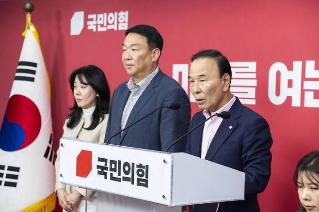 국민의힘 박덕흠 중앙당 공천관리위원장과 공관위원들이 1일 서울 여의도 국민의힘 중앙당사에서 이날 심사한 6ㆍ3 재보선 지역구 후보 공천 결과를 발표하고 있다. 연합뉴스