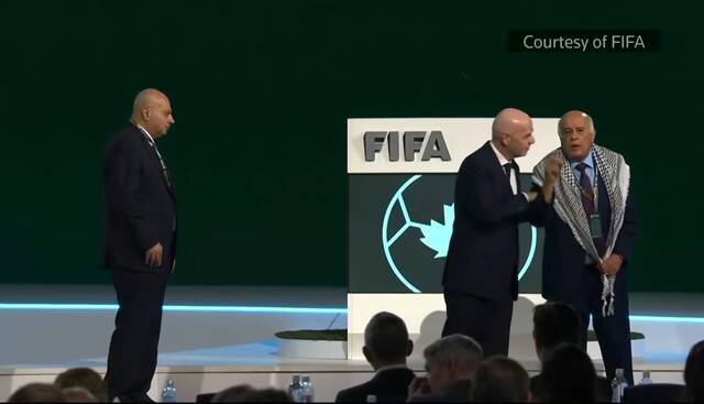 왼쪽 세이크 이스라엘 부회장, 중간에 인판티노 FIFA 회장, 맨 우측에&nbsp; 라주브 팔레스티인 회장