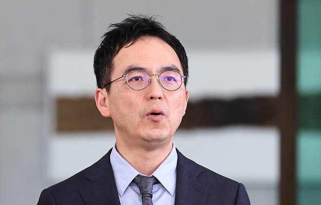 구자현 검찰총장 직무대행이 지난 달 17일 오후 서울 서초구 대검찰청을 나서며 대장동·대북송금 의혹 사건을 둘러싼 정치권의 국정조사와 관련해 입장을 밝히고 있다. /뉴스1