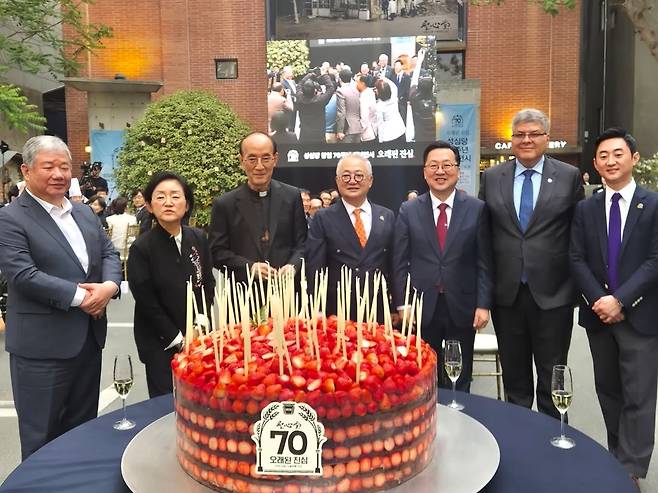 70㎏ 초대형 딸기시루. 이장우 대전시장 후보 SNS 캡처