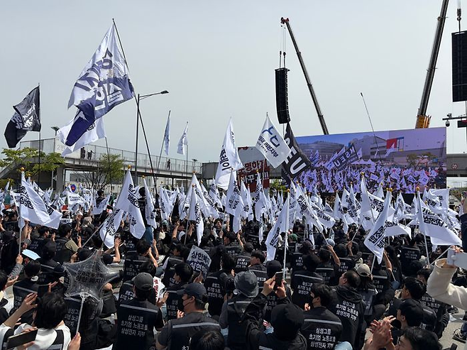 지난달 23일 경기도 평택시 삼성전자 평택캠퍼스 앞에서 삼성전자 노동조합 공동투쟁본부의 '투명하게 바꾸고, 상한폐지 실현하자-4/23 투쟁 결의대회'가 열리고 있다.ⓒ데일리안 정인혁 기자