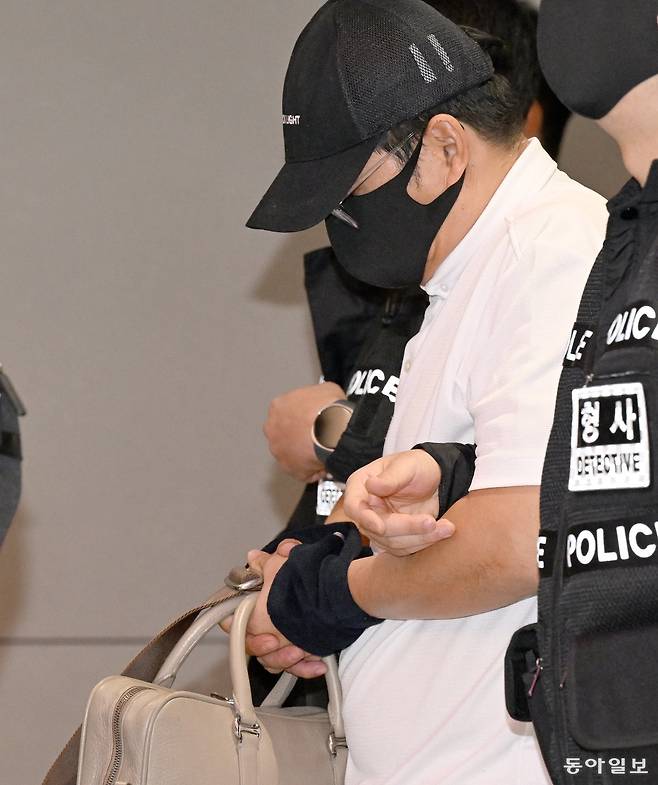 ‘텔레그램 마약왕’ 박왕열의 핵심 마약 공급책으로 지목된 50대 남성 최모 씨가 1일 태국에서 강제 송환돼 인천국제공항을 통해 입국한 뒤 경찰 호송 차량으로 이동하고 있다. 태국 경찰과의 공조 수사 끝에 붙잡힌 그는 시가 100억 원대, 총 22kg 규모의 마약을 국내로 밀반입하거나 유통한 혐의를 받고 있다.  인천=양회성 기자 yohan@donga.com