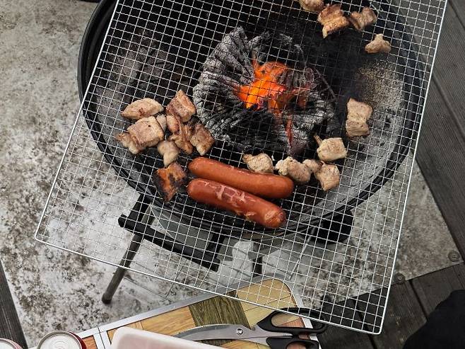 펜션 여행의 꽃은 BBQ가 아닐까? 든든하게 배까지 채우니 비로소 여행이 완성된 것 같았다.