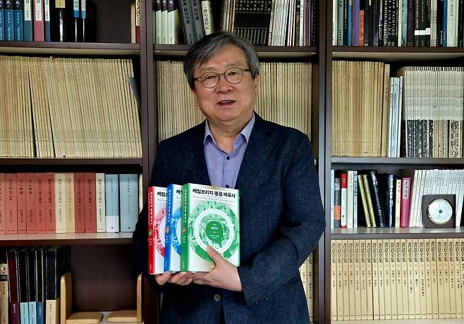 김호동 서울대 명예교수가 지난 28일 경기 양평군 옥천면 자택에서 자신이 책임편집자로 출간한 ‘케임브리지 몽골 제국사’ 번역본을 보여주고 있다. 조일준 선임기자