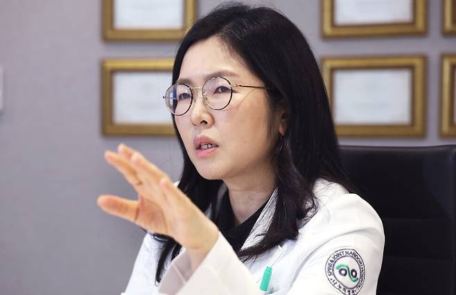 중장년층은 나이가 들수록 회복을 담당하는 부교감신경 기능이 저하되는 반면 교감신경은 상대적으로 오래 유지된다. 액셀러레이터는 작동하는데 브레이크가 예전 같지 않은 상태다. 사진은 나누리병원 뇌신경센터 김호정 원장(신경과). 최승식 기획위원