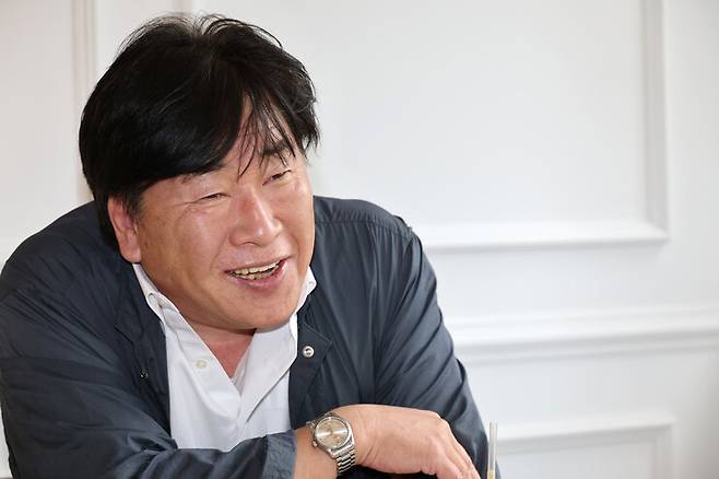 이동욱 3기 진실화해위 비상임위원 후보자가 28일 오후 서울 중구의 한 카페에서 한겨레와 만나 인터뷰하고 있다. 류우종 선임기자 wjryu@hani.co.kr