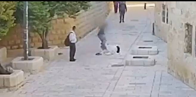 예루살렘 시온산 인근에서 프랑스 수녀를 폭행하는 남성의 모습. 엑스(X) 영상 갈무리