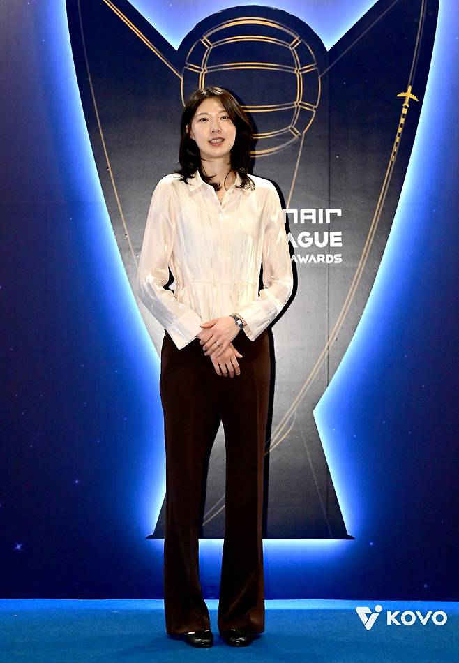 양효진이 4월 13일 서울 광진구 그랜드워커힐호텔에서 열린 2025~26시즌 프로배구 V리그 시상식에서 사진촬영을 하고 있다. 한국배구연맹 제공