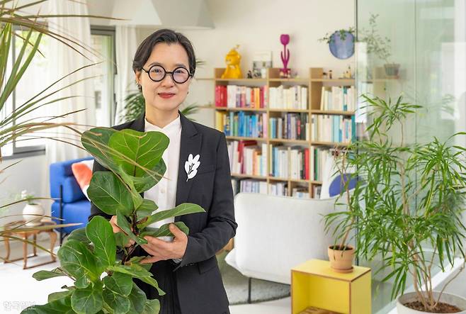 정재경 초록생활연구소 대표가 지난달 23일 경기 성남 분당구 작업실 겸 자택에서 기르는 떡갈나무를 쓰다듬으며 포즈를 취하고 있다. 최주연 기자