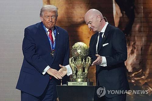지난해 12월 미국 워싱턴DC 케네디 센터에서 열리는 북중미 월드컵 본선 조 추첨식에서 도널드 트럼프 대통령(왼쪽)이 잔니 인판티노 FIFA 회장으로부터 'FIFA 평화상'을 받고 있다. 연합뉴스