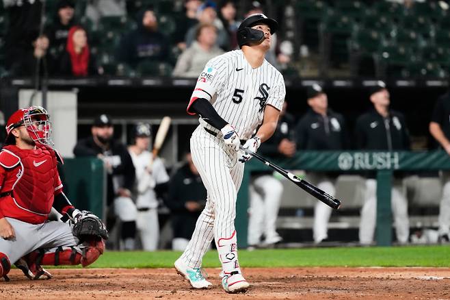 <yonhap photo-4234=""> Chicago White Sox's Munetaka Murakami, of Japan, watches his three-run home run during the seventh inning of a baseball game against the Los Angeles Angels in Chicago, Monday, April 27, 2026. (AP Photo/Nam Y. Huh)/2026-04-28 14:07:44/ <저작권자 ⓒ 1980~2026 ㈜연합뉴스. 무단 전재 재배포 금지, AI 학습 및 활용 금지></yonhap>