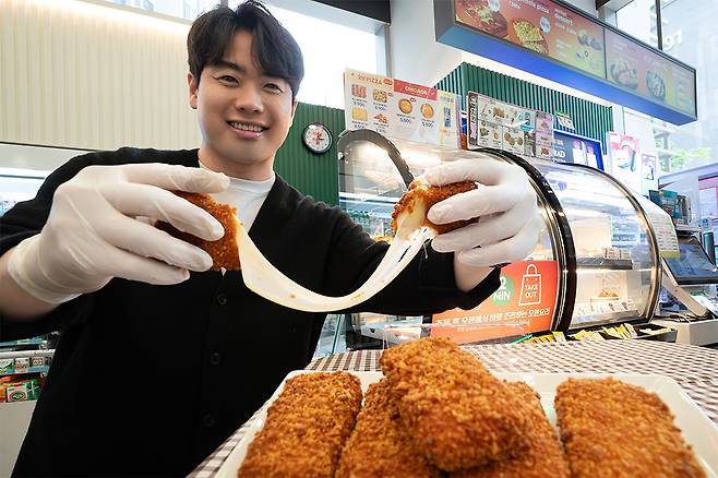 편의점 세븐일레븐은 5월을 맞아 치킨 등 즉석식품 할인 행사를 한다고 29일 밝혔다. 사진은 즉석식품 프로모션을 홍보하는 모습. 연합뉴스