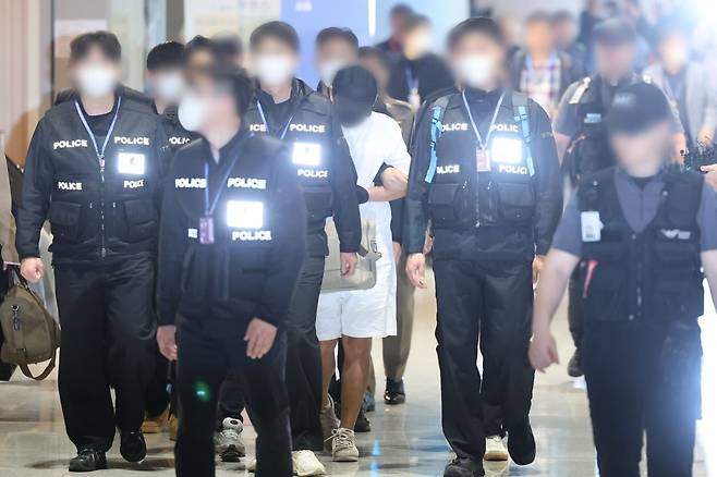 '마약왕'으로 불리는 박왕열에게 필로폰 등 마약류를 공급한 혐의를 받는 최모씨가 1일 태국으로부터 강제송환돼 인천국제공항 제2여객터미널에 도착하고 있다. 
    경찰은 지난 3월 25일 필리핀에서 강제 송환된 박왕열을 수사하는 과정에서 최씨가 마약 공급책이라는 단서를 확보하고 행적 추적 끝에 태국 경찰과 합동 잠복 작전을 펼친 끝에 지난달 10일 불법체류 혐의로 최씨를 검거했다.
    최씨는 2019년부터 필로폰 22㎏ 등 총 100억원에 달하는 마약류를 국내에 밀반입하거나 유통한 혐의(마약류관리법 등 위반)로 국내에서 체포영장이 발부됐다. 사진=연합뉴스
