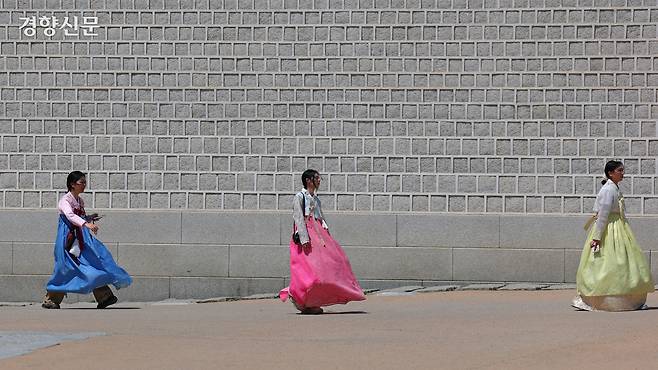 징검다리 연휴 첫날인 1일 서울 광화문 앞을 지나는 시민들이 한복을 입고 걷고 있다. 정효진 기자