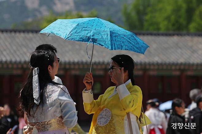 1일 서울 경복궁을 찾은 방문객이 한복을 입고 있다.