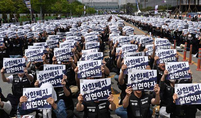 삼성전자 초기업노조원이 지난 23일 경기도 삼성전자 평택사업장 앞에서 투쟁결의대회를 하며 구호를 외치고 있다. 평택=최현규 기자