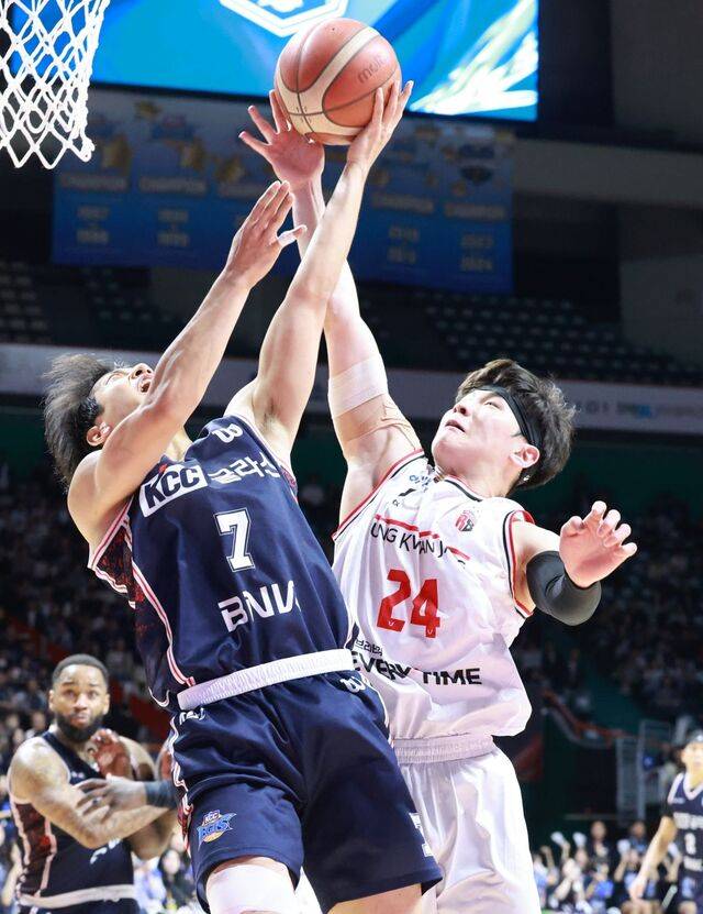 부산 KCC가 안양 정관장을 꺾고 프로농구 사상 처음으로 정규리그 6위 팀의 챔피언결정전 진출이라는 새 역사를 썼다. KCC는 30일 부산 사직체육관에서 열린 2025-26 LG전자 프로농구 4강 플레이오프(PO·5전3승제) 4차전에서 정관장에 84-67로 승리했다. 이로써 5위 고양 소노와 6위 KCC가 맞붙는 이례적인 챔프전이 성사됐다. 사진은 이날 경기에서 KCC 허훈이 골밑을 파고들며 슛을 시도하는 장면. 연합뉴스
