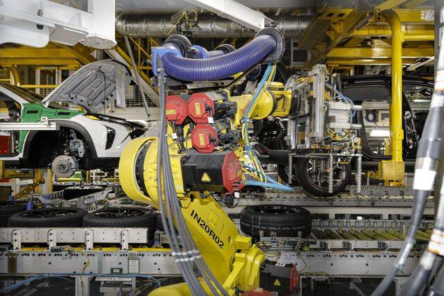 경남 창원 제너럴모터스(GM) 공장에서 지난 28일 노란색 로봇팔들이 이동하는 차체의 타이밍에 맞춰 타이어를 장착하고 있다. 이 곳에선 차체 공장에만 627대 로봇이 투입돼 용접을 100% 자동으로 진행한다. 한국GM 제공