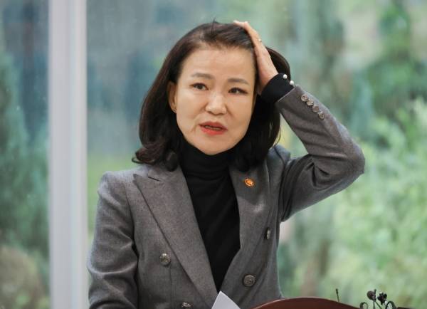 ▲2025년 9월 28일 이진숙 방송통신위원회 위원장이 국회 소통관 로비에서 전날 국회 본회의를 통과한 방송미디어통신위원회 설치법 관련 기자회견을 하고 있다. ⓒ연합뉴스