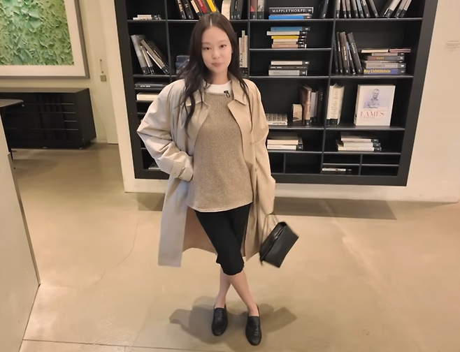 가수 우즈의 유튜브 채널에 출연한 블랙핑크 제니가 카프리팬츠를 입은 모습. [우즈 유튜브 캡처]