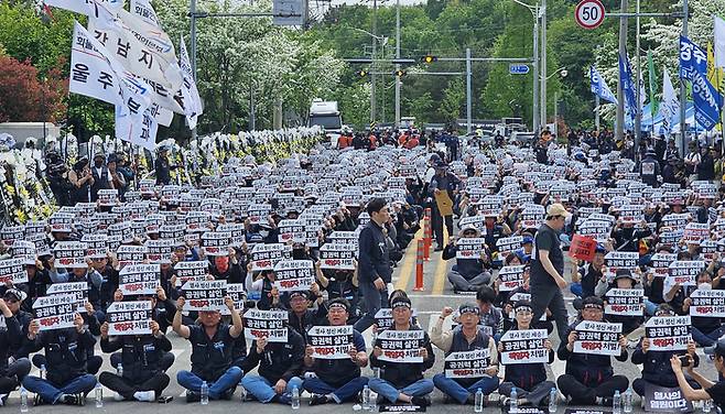 민주노총 조합원들이 28일 화물연대가 집회 중인 경남 CU 진주물류센터 앞 [뉴스1]