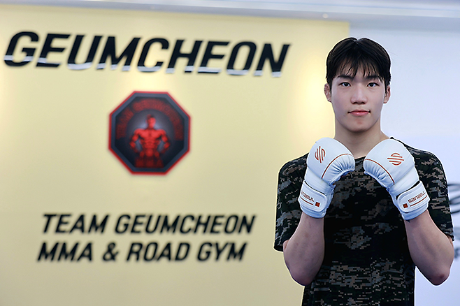 KMMA 챔피언 출신 김지경이 2026년 4월 서울특별시 독산동 팀금천에서 로드FC 77 대비 훈련을 마친 후 기념 촬영을 하고 있다. 사진=이교덕 격투기 전문기자