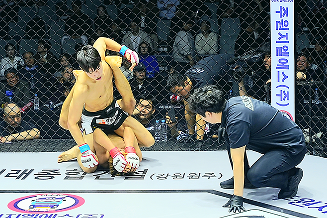 KMMA 챔피언 출신 김지경이 2026년 3월 서울특별시 중구 장충체육관 특설 케이지 로드FC 76에서 그라운드 앤드 파운드로 공격하고 있다. 사진=세계격투스포츠협회