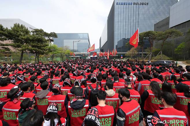 [인천=뉴시스] 홍효식 기자 = 삼성바이오로직스 상생노동조합 조합원들이 22일 인천 연수구 삼성바이오로직스 송도 사업장 앞에서 임금인상 등을 요구하며 투쟁 결의대회를 하고 있다.  2026.04.22. photo@newsis.com /사진=홍효식