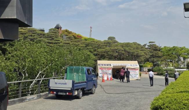 30일 서울 용산구에 위치한 이재용 삼성전자 회장 자택 옆에 전국삼성전자노동조합이 설치한 흰색 천막 농성이 보인다. / 사진=김성아 기자