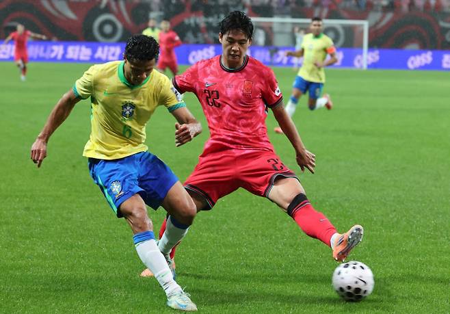 2025년 10월10일 서울월드컵경기장에서 열린 하나은행 초청 축구국가대표팀 친선경기 대한민국과 브라질의 경기 전반전 대한민국 설영우가 압박수비를 하고 있다. /사진=뉴스1