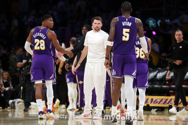 돈치치(가운데)가 작전타임 때 벤치에서 팀 동료들을 맞이하고 있다. /게티이미지코리아