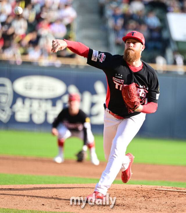 2026년 4월 18일 오후 서울 잠실구장에서 열린 '2026 신한 SOL KBO리그' KIA 타이거즈와 두산 베어스의 경기. KIA 선발투수 올러가 역투하고 있다./마이데일리