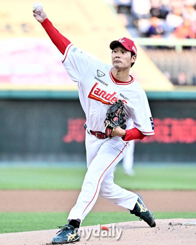 SSG 타케다가 7일 한화전에서 역투하고 있다./송일섭 기자