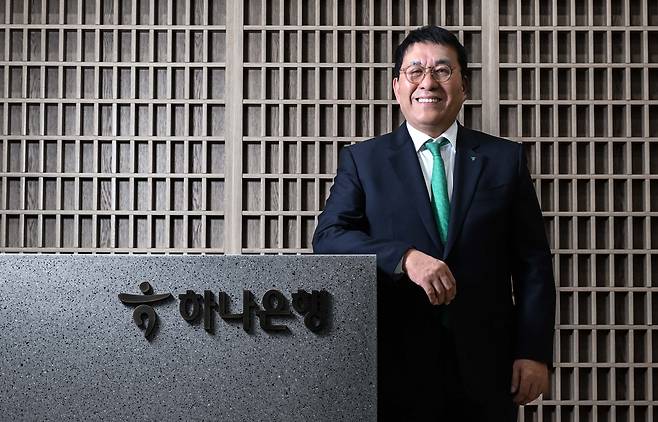 김진우 하나은행 자산관리그룹 부행장이 29일 오후 서울 중구 하나은행 본점에서 인터뷰에 앞서 포즈를 취하고 있다.  이상섭 기자
