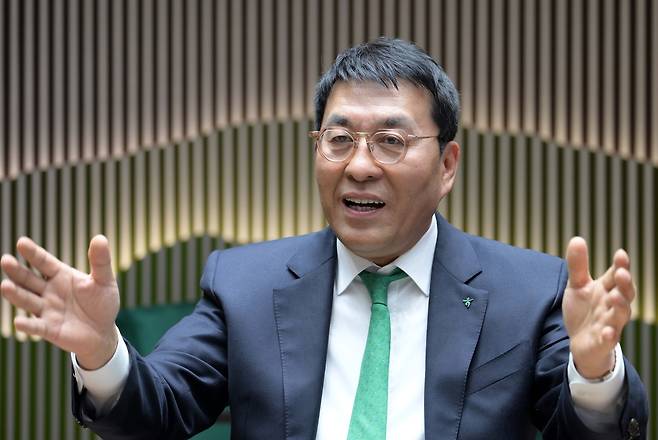 김진우 하나은행 자산관리그룹 부행장이 29일 오후 서울 중구 하나은행 본점에서 인터뷰를 하고 있다. 이상섭 기자