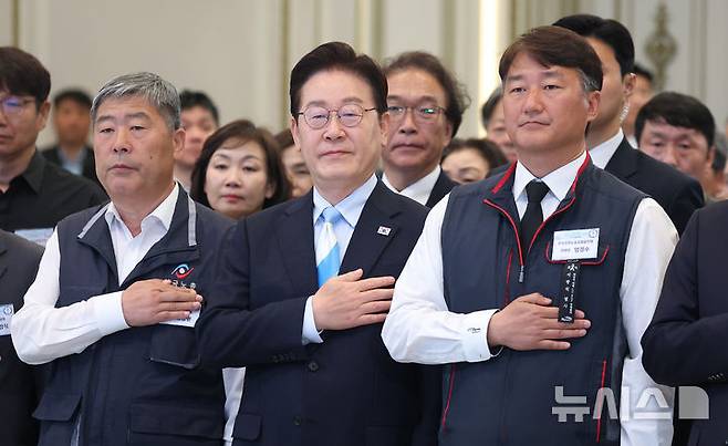 [서울=뉴시스] 고범준 기자 = 이재명 대통령이 1일 청와대에서 열린 2026 노동절 기념식에서 국민의례를 하고 있다. 왼쪽부터 김동명 한국노동조합총연맹 위원장, 이 대통령, 양경수 전국민주노동조합총연맹(민주노총) 위원장. (청와대통신사진기자단) 2026.05.01. bjko@newsis.com