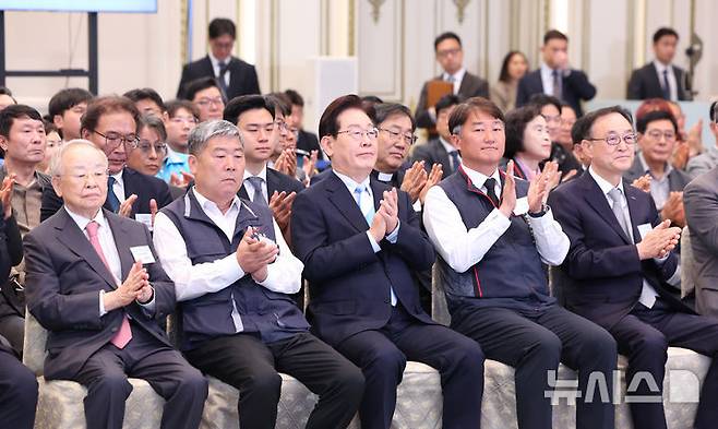[서울=뉴시스] 고범준 기자 = 이재명 대통령이 1일 청와대에서 열린 2026 노동절 기념식에서 참석자들과 박수를 치고 있다. 왼쪽부터 손경식 한국경영자총협회 회장, 김동명 한국노동조합총연맹 위원장, 이 대통령, 양경수 전국민주노동조합총연맹(민주노총) 위원장, 송치영 소상공인연합회장. (청와대통신사진기자단) 2026.05.01. bjko@newsis.com