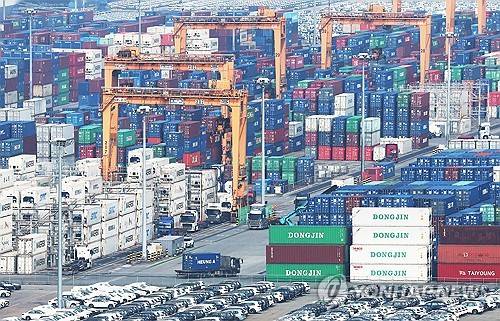 경기도 평택항에 쌓여있는 컨테이너 [연합뉴스 자료사진]
