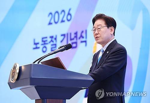 노동절 기념사 하는 이재명 대통령 (서울=연합뉴스) 김도훈 기자 = 이재명 대통령이 1일 청와대 영빈관에서 열린 노동절 기념식에서 기념사하고 있다.     청와대가 노동절 기념식을 개최한 것은 사상 처음이다. 2026.5.1 superdoo82@yna.co.kr