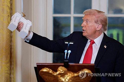 트럼프 대통령이 알링턴국립묘지 앞에 세우려는 개선문 건축물을 소개하는 모습 [로이터=연합뉴스 자료사진]