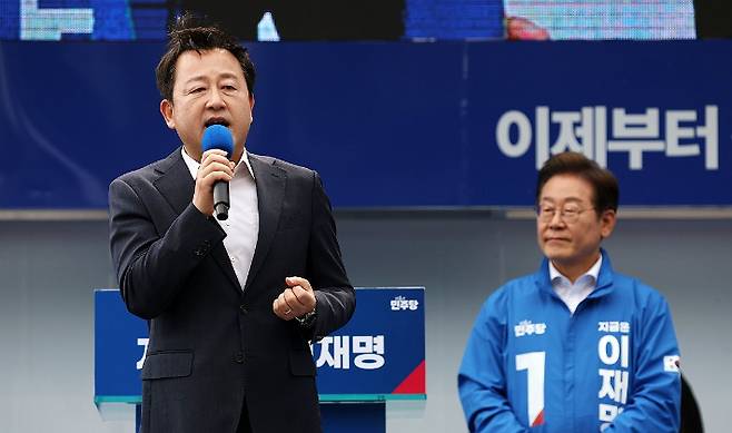 더불어민주당 이재명 대선후보가 17일 광주광역시 서구 김대중컨벤션센터 광장에서 열린 집중 유세에서 이 후보 지지를 선언한 김용남 전 의원의 지지연설을 듣고 있다. 연합뉴스